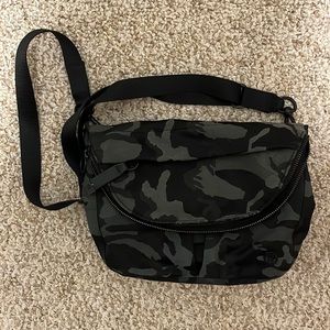 Lululemon black camo festival bag
